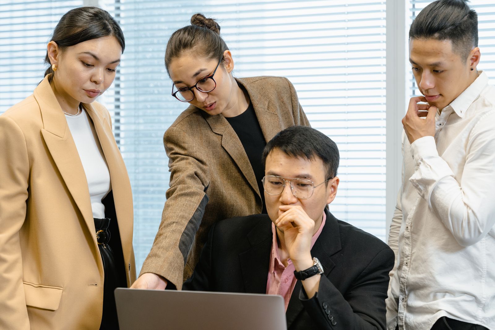 企画の進め方を考えるマーケティング担当者