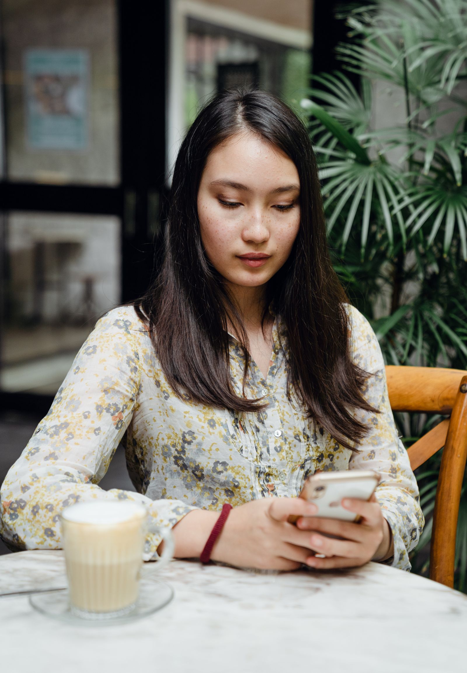 スマートフォンへの返信を待つ担当者